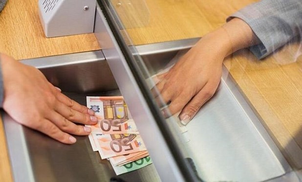 Διεκδικεί 40.000 ευρώ για ατύχημα σε τράπεζα